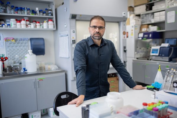 Prof. Krzysztof Pyrć w laboratorium